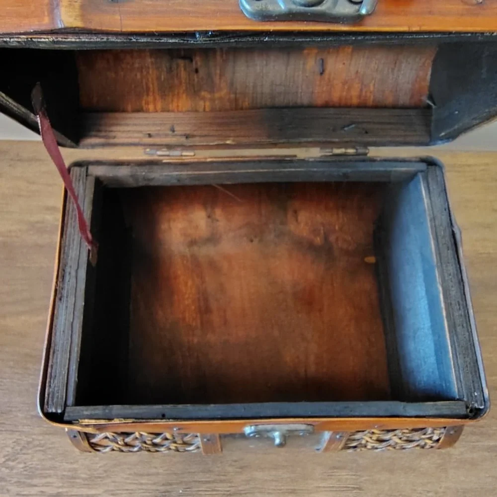 Vtg Wooden Rattan Treasure Trinket Box Brown Latched Brass Ornate Handle